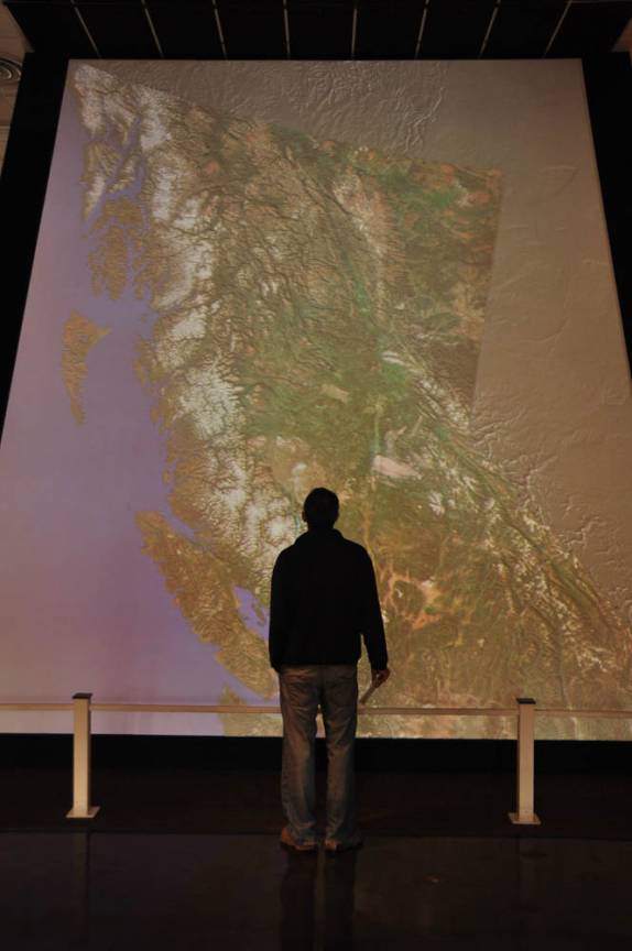 Observando um gigantesco mapa da British Columbia no Royal BC Museum, em Victoria, capital da província, no oeste do Canadá